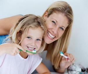 yapboz Kız, diş sağlığı için gerekli bir uygulama dişlerini fırçalamak